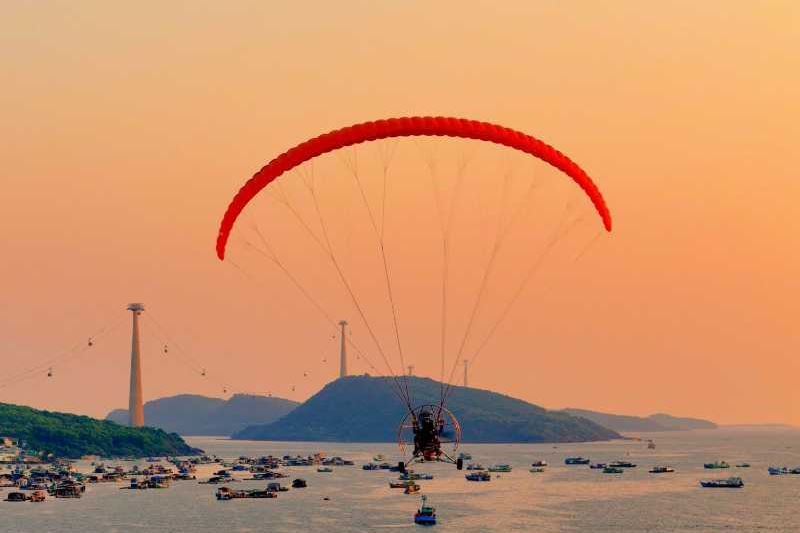 Enjoy Sunset by Paragliding Phu Quoc