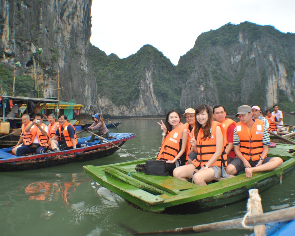 local-tours-vietnam-halong